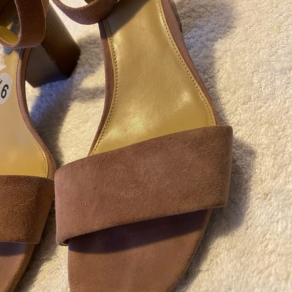 Brand New Heels By MICHAEL KORS - Size 9 1/2 - Heel Height 2 1/2 Inches - Picture 5 of 8